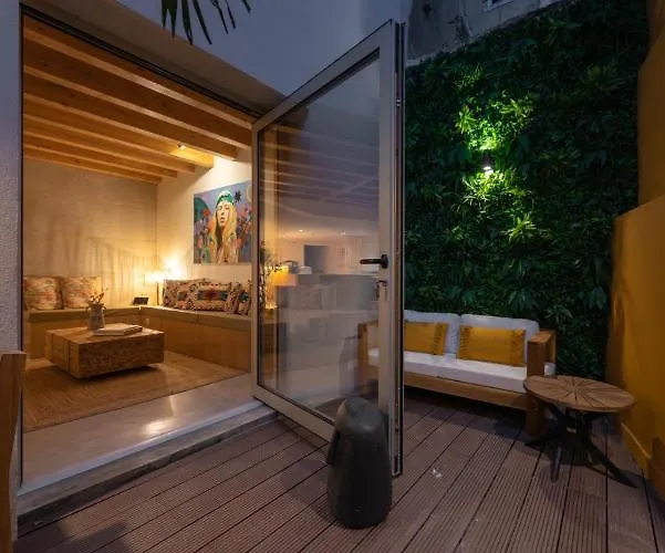 We Hate F Tourists Lissabon