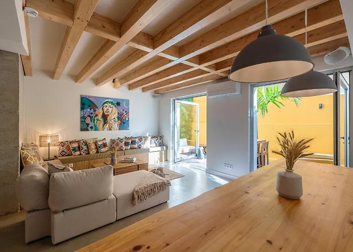 We Hate F Tourists * ליסבון