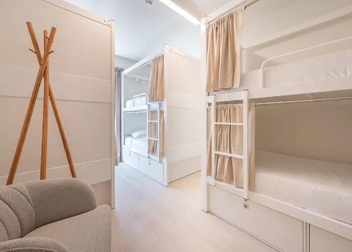 We Hate F Tourists بيت شباب Lisboa