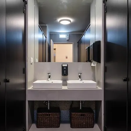 We Hate F Tourists Hostel Lizbona